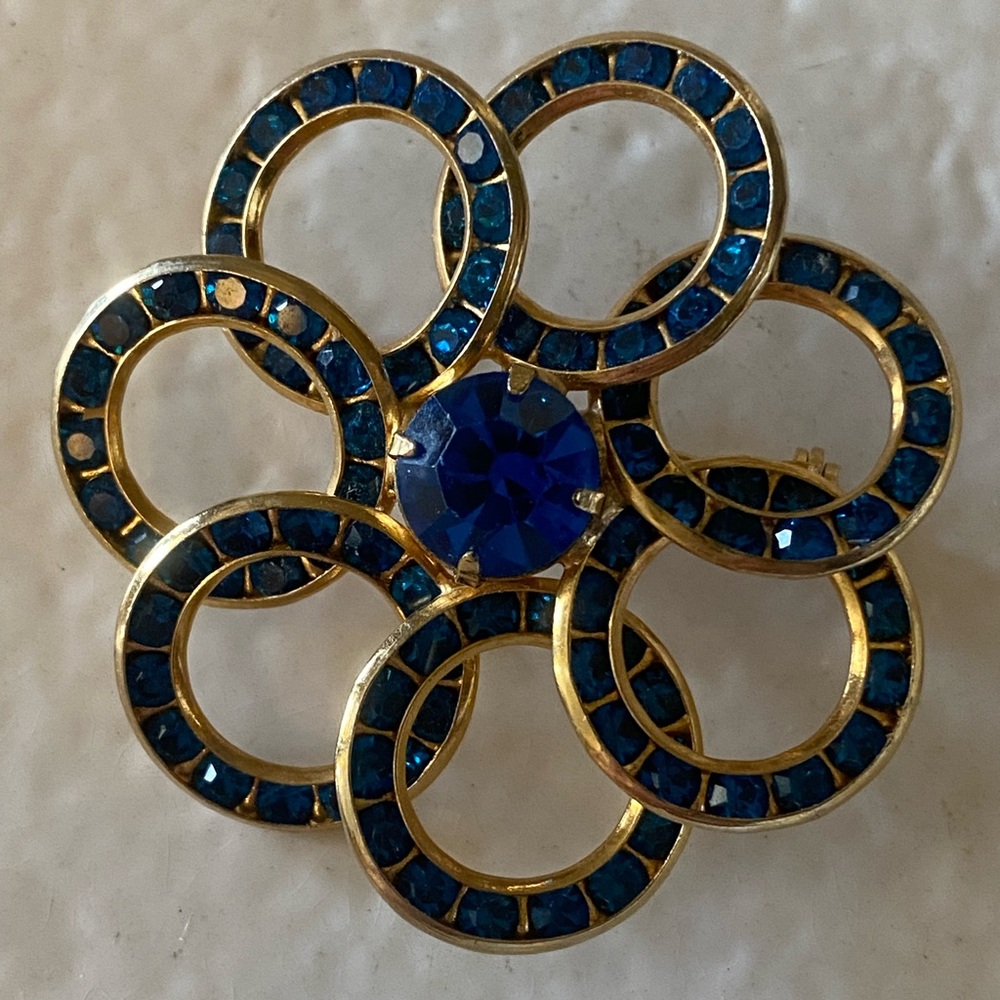 7 Circle Costume Pin
